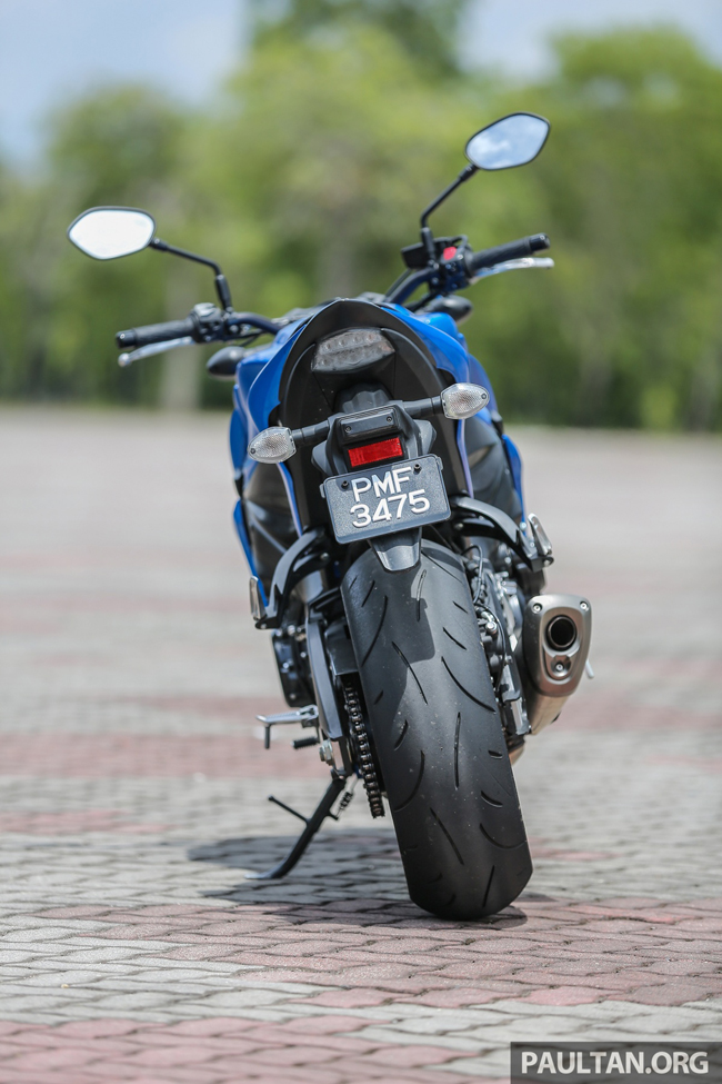 Phía sau xe được tối giản hơn nhưng thiết kế tổng thể đẹp, làm cho GSX-S1000 không chê vào đâu được.