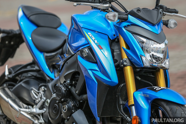 Bánh sau của Suzuki GSX-S1000 được trang bị bộ vành thể thao 17 inch kèm bộ lốp có kích thước 190/50. Cụm đèm hậu 9 bóng LED được thiết kế khá đơn giản.