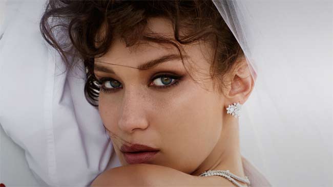 Bella Hadid chăm sóc da bằng cách&nbsp;ít trang điểm và cần tẩy trang, dưỡng da đầy đủ trước khi đi ngủ