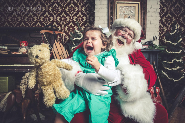 Lũ trẻ tỏ ra hoảng sợ khi ông già Noel lại gần.