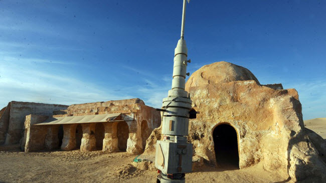 Sân bay vũ trụ Mos Espa trên hành tinh Tatooine trong bộ phim Chiến tranh giữa các vì sao được quay trên sa mạc Oung Jmel tại thị trấn Nefta ở Tunisia.