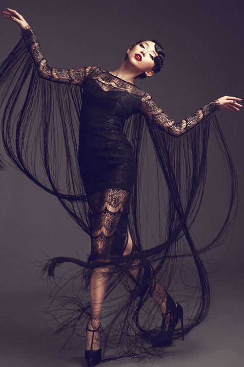 Kiều nữ Việt "ăn điểm" 10/10 với váy tua rua mỏng tang - 3