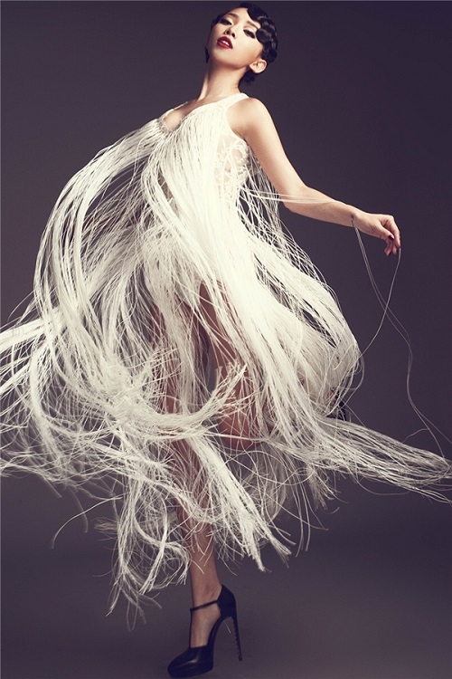 Kiều nữ Việt "ăn điểm" 10/10 với váy tua rua mỏng tang - 4
