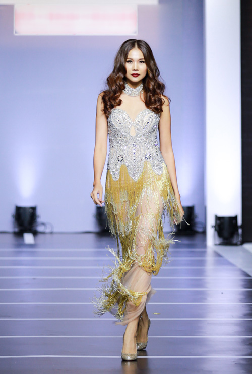 Kiều nữ Việt "ăn điểm" 10/10 với váy tua rua mỏng tang - 9