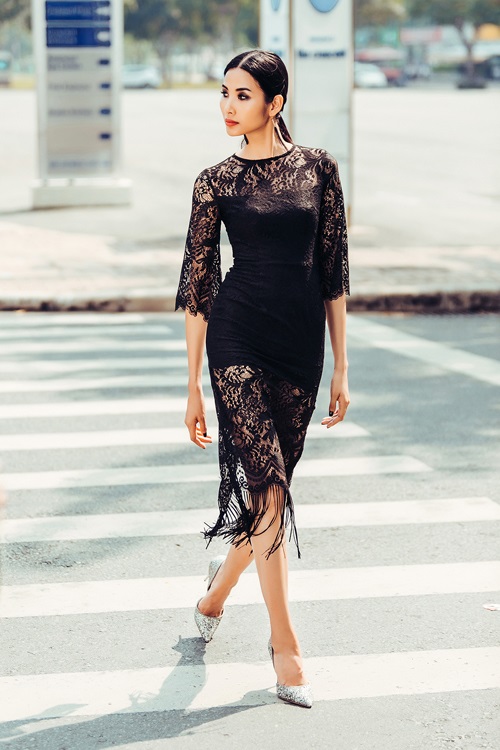 Kiều nữ Việt "ăn điểm" 10/10 với váy tua rua mỏng tang - 13