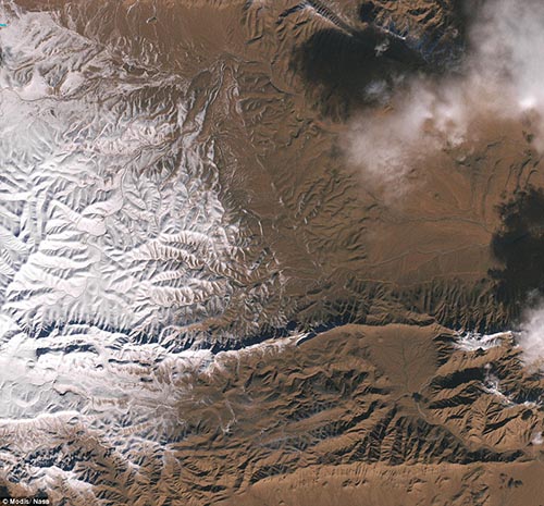 Choáng ngợp ảnh vệ tinh tuyết rơi phủ trắng sa mạc Sahara - 1