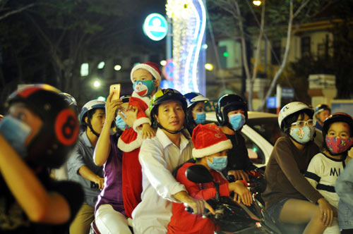 Ảnh: Người Sài Gòn &#34;hành xác&#34; trong đêm Noel - 10