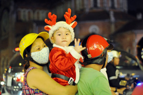 Ảnh: Người Sài Gòn &#34;hành xác&#34; trong đêm Noel - 9