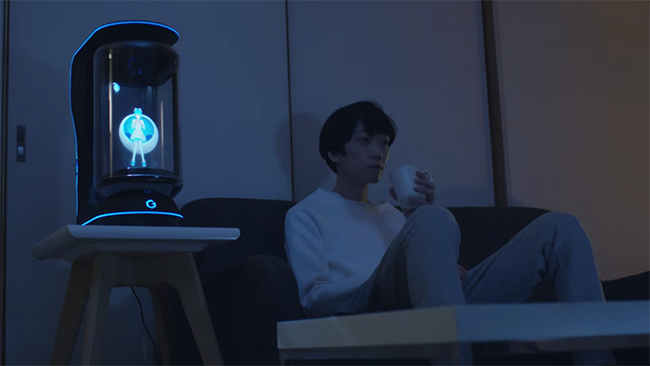 Nàng robot này có tên Azuma Hikari, có thể cung cấp thông tin dự báo thời tiết cho chủ nhân, bật đèn trong căn phòng và nhiều tác vụ khác. Đặc biệt, Hikari có thể cùng chủ nhân ngồi bên bàn ăn cũng như giúp chủ nhân thư giãn.