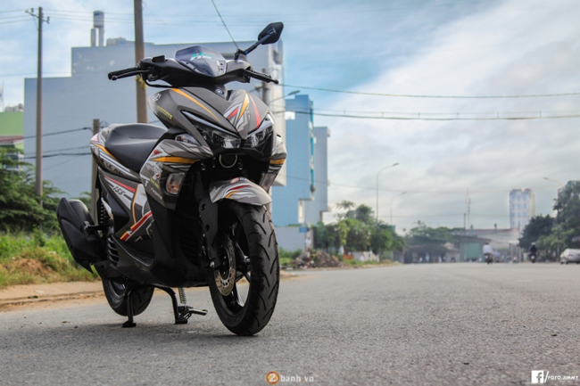 Ra mắt thị trường Việt Nam cách đây không lâu với mức gia bán đi kèm từ 44,99 triệu đồng. Mới đây, một chiếc tay ga cao cấp NVX 155 2017 xuất hiện trên bản độ cực chất của một biker ở Sài Gòn nhanh chóng thu hút sự quan tâm từ phía cộng đồng giới chơi xe.

