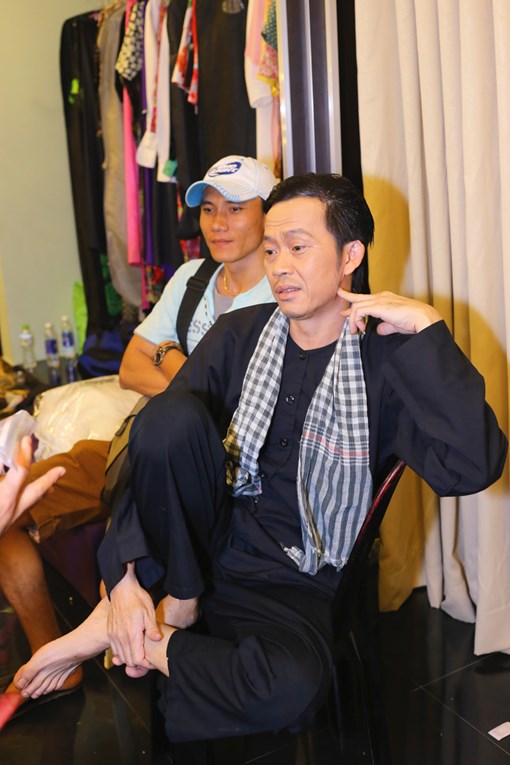 Dáng ngồi ngoài đời thực chỉ có ở Hoài Linh - 3