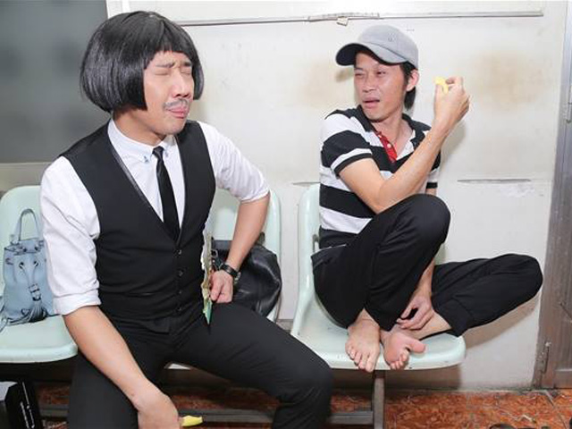 Dáng ngồi ngoài đời thực chỉ có ở Hoài Linh - 2