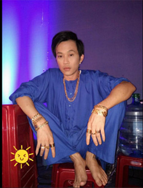 Dáng ngồi ngoài đời thực chỉ có ở Hoài Linh - 8