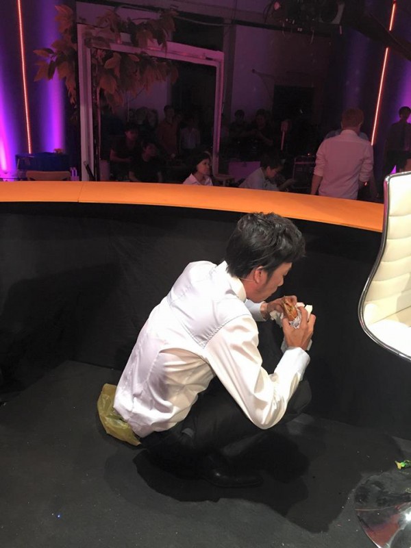 Dáng ngồi ngoài đời thực chỉ có ở Hoài Linh - 9