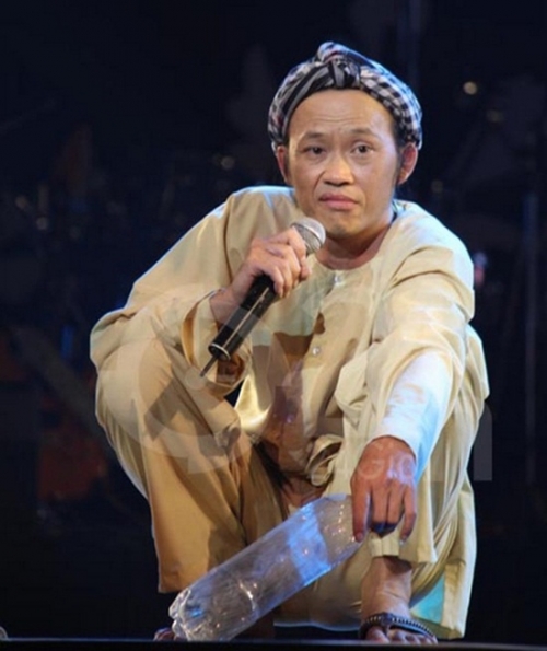 Dáng ngồi ngoài đời thực chỉ có ở Hoài Linh - 7