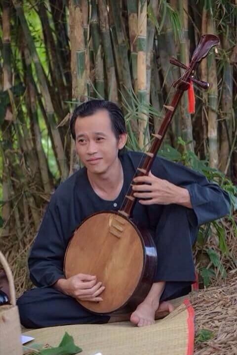 Dáng ngồi ngoài đời thực chỉ có ở Hoài Linh - 2