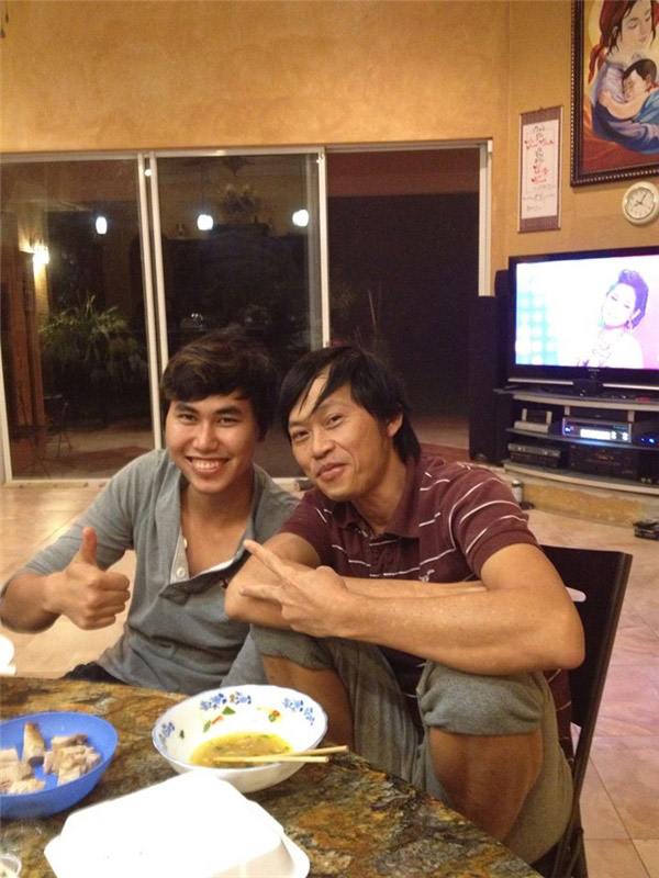 Dáng ngồi ngoài đời thực chỉ có ở Hoài Linh - 3