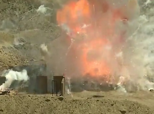 Peru thiêu hủy pháo hoa lậu đỏ rực một góc trời - 1