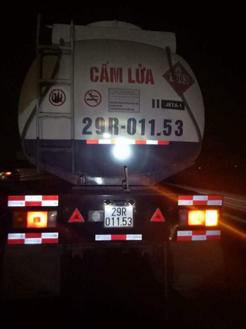 Dừng thay lốp trên cao tốc, 2 người bị đâm tử vong - 2