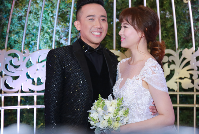 Tối 25.12, lễ cưới của MC Trấn Thành và ca sĩ, diễn viên Hari Won đã diễn ra tại một trung tâm tiệc cưới sang trọng tại TP.HCM.