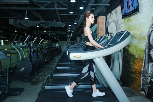 Mỹ nhân môi mọng Jolie Nguyễn nóng bỏng tập gym - 1