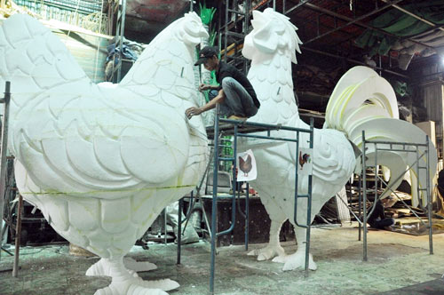 Cận cảnh công xưởng chế tác linh vật gà trống-mái “khủng” ở SG - 1