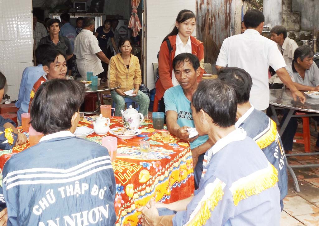 Đi hái rau, ba mẹ con bị sét đánh thương vong - 2