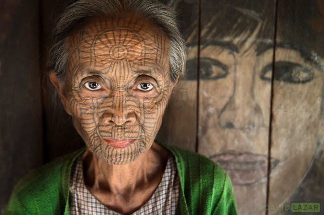 Những hình xăm độc đáo trên mặt một phụ nữ dân tộc Chin gần thành phố Mrauk U.