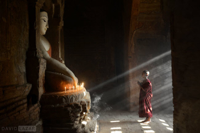 Chú tiểu cầu nguyện trong một ngôi đền ở thành phố Bagan.