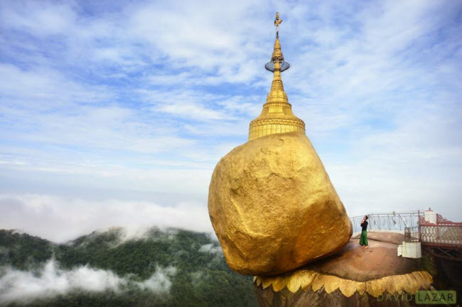 Ngôi chùa được xây dựng trên tảng đá vàng chìa ra ngoài đỉnh núi Kyaiktiyo.
