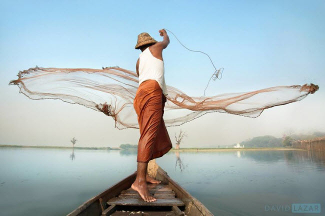 Ngư dân quăng chài đánh cá dưới hồ rộng lớn ở Amarapura.