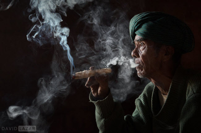Người đàn ông hút xì gà kiểu Myanmar ở thành phố Bagan.