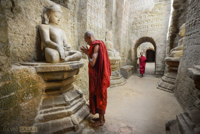 Các nhà sư cầu nguyện trong ngôi đền cổ ở thành phố Mrauk U.