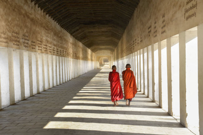 Hai chú tiểu đi dọc hành lang vắng tại một tu viện ở Bagan.