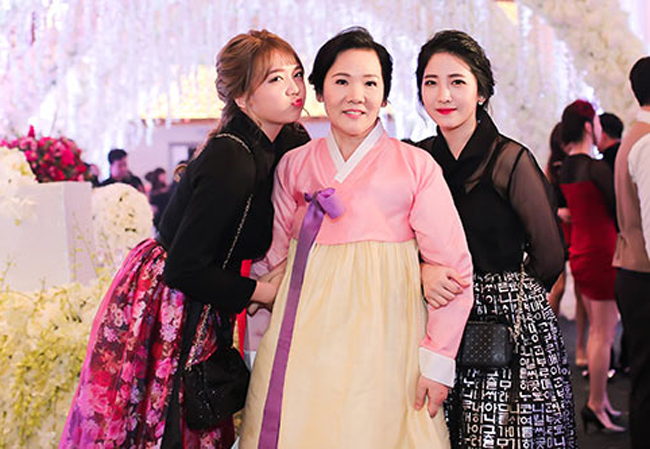 Hai cô em vợ Trấn Thành chụp ảnh cùng mẹ ruột Hari Won.