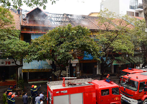 Hà Nội: Cháy lớn ở Phùng Hưng, cả khu phố náo loạn - 1