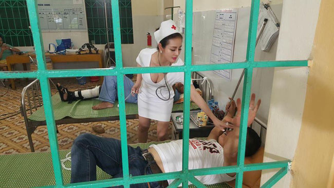 Một nữ y tá khác cũng khiến dân tình 'náo loạn' bởi shoot hình gợi cảm là Kiều Ngọc Kim (nghệ danh Ngọc Mymy).