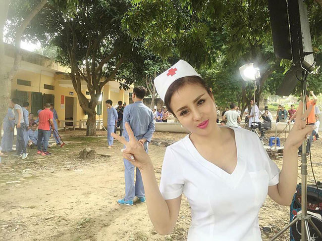Cũng như Quỳnh Lyra, Ngọc Mymy vào vai nữ y tá nóng bỏng trong phim hài Tết.