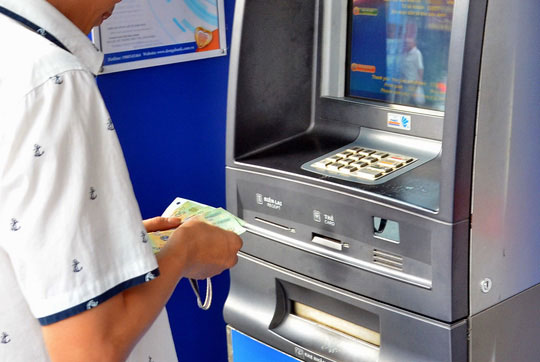 Chi tiền thưởng Tết ngay tại doanh nghiệp để chống nghẽn ATM - 1