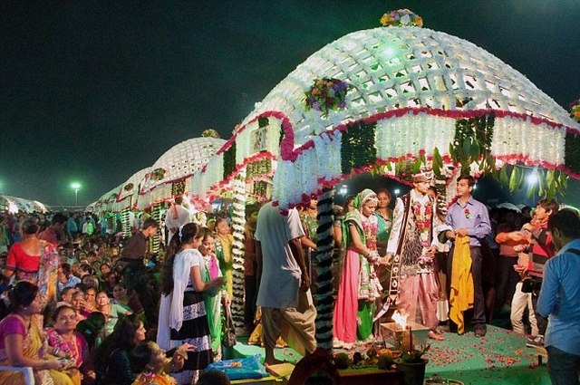 Tỉ phú kim cương Ấn Độ chi tiền đám cưới cho 236 cô dâu - 1