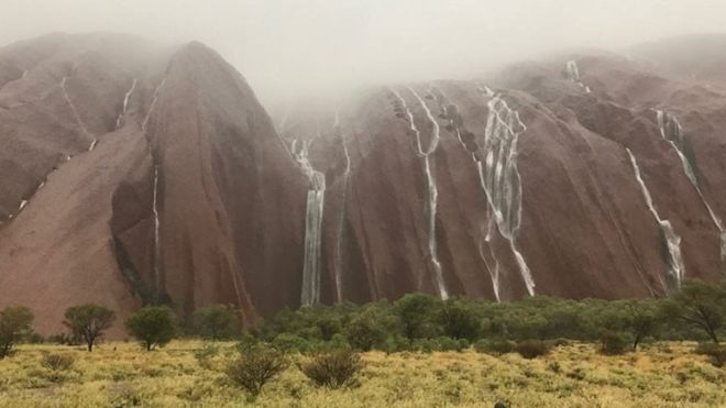 Đá khổng lồ biểu tượng nước Úc bỗng biến thành thác nước - 1