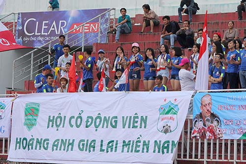 U21 HAGL tri ân khán giả, fan nữ ôm chầm Xuân Trường - 1