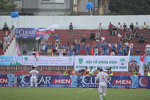 U21 HAGL tri ân khán giả, fan nữ ôm chầm Xuân Trường - 2