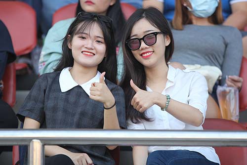 U21 HAGL tri ân khán giả, fan nữ ôm chầm Xuân Trường - 3