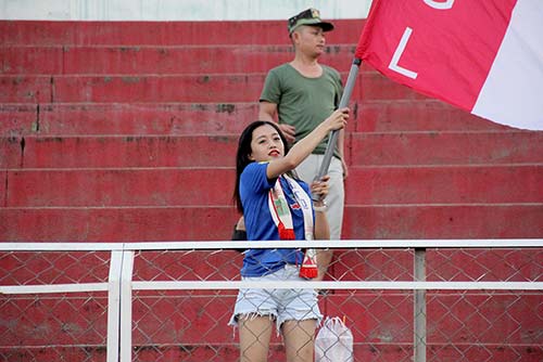 U21 HAGL tri ân khán giả, fan nữ ôm chầm Xuân Trường - 4