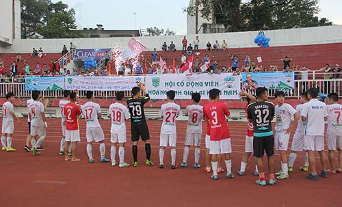 U21 HAGL tri ân khán giả, fan nữ ôm chầm Xuân Trường - 5