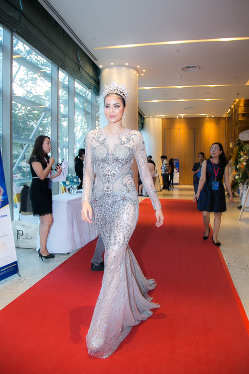 Phạm Hương diện xuyên thấu, bật khóc trước đông người - 1