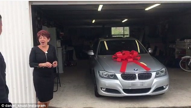 Cảm động 2 anh em tặng sinh nhật mẹ bằng xe BMW - 1