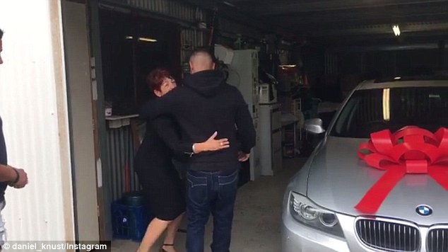 Cảm động 2 anh em tặng sinh nhật mẹ bằng xe BMW - 3