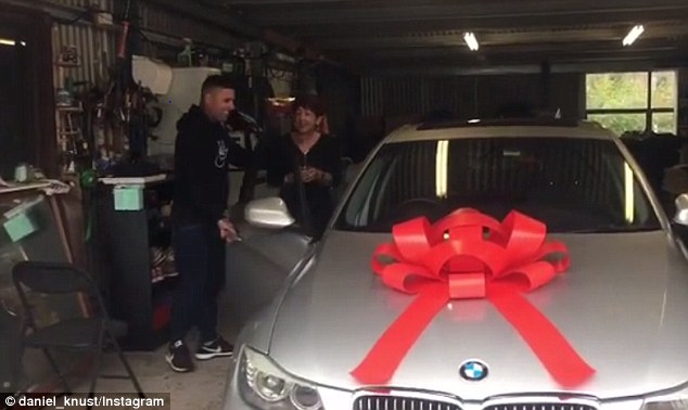 Cảm động 2 anh em tặng sinh nhật mẹ bằng xe BMW - 5